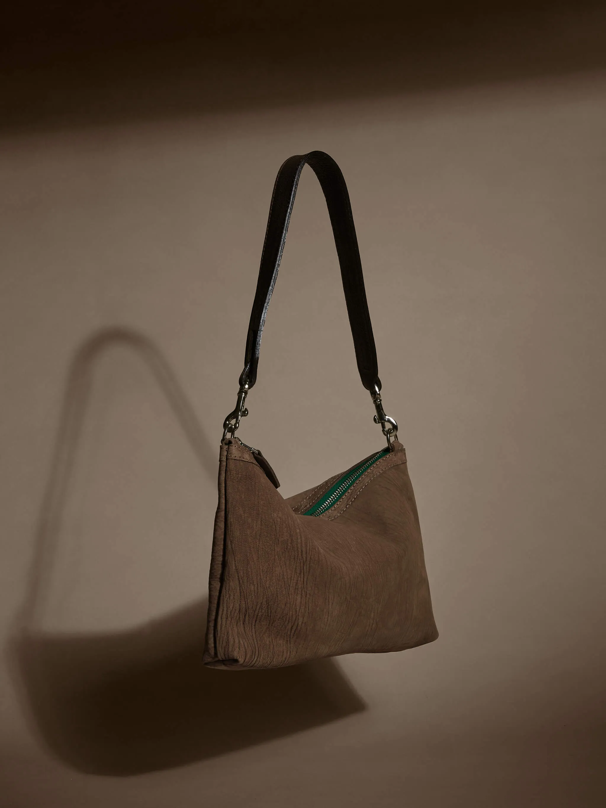 Peter Crossbody Bag in Nubuck - Bitter Chocolate/Emerald